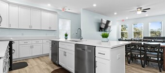 BRAND NEW CONSTRUCTION 1 BLOCK TO THE BEACH ACCESS AND MAIN ST PRIVATE POOL/SPA