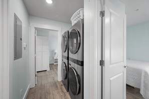 9 bedrooms, iron/ironing board, free WiFi, bed sheets - LOCATION!!! 1 Block to Main Street, 4 MINUTE WALK to the Beach, Private Pool!!! (North Myrtle Beach)