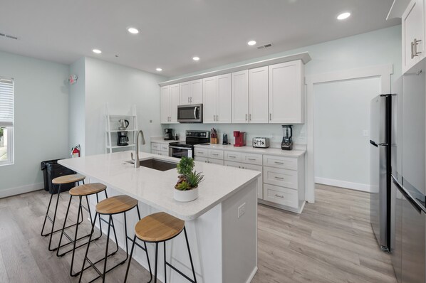 Fridge, microwave, oven, stovetop - LOCATION!!! 1 Block to Main Street, 4 MINUTE WALK to the Beach, Private Pool!!! (North Myrtle Beach)