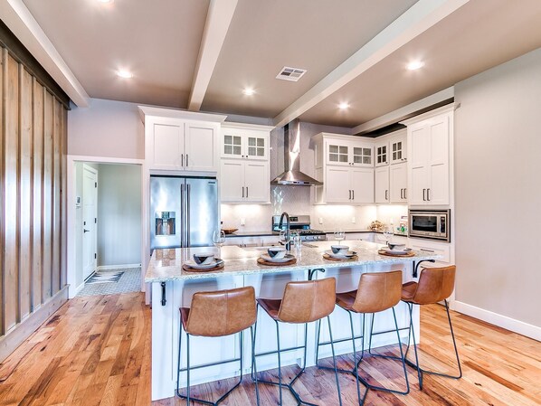 Fridge, microwave, oven, stovetop - Carlton Landing- Rhythm and Blue! Lake View Home (Eufaula)