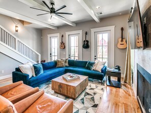 Smart TV, fireplace, books - Carlton Landing- Rhythm and Blue! Lake View Home (Eufaula)