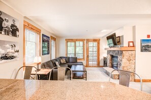 Télévision, cheminée