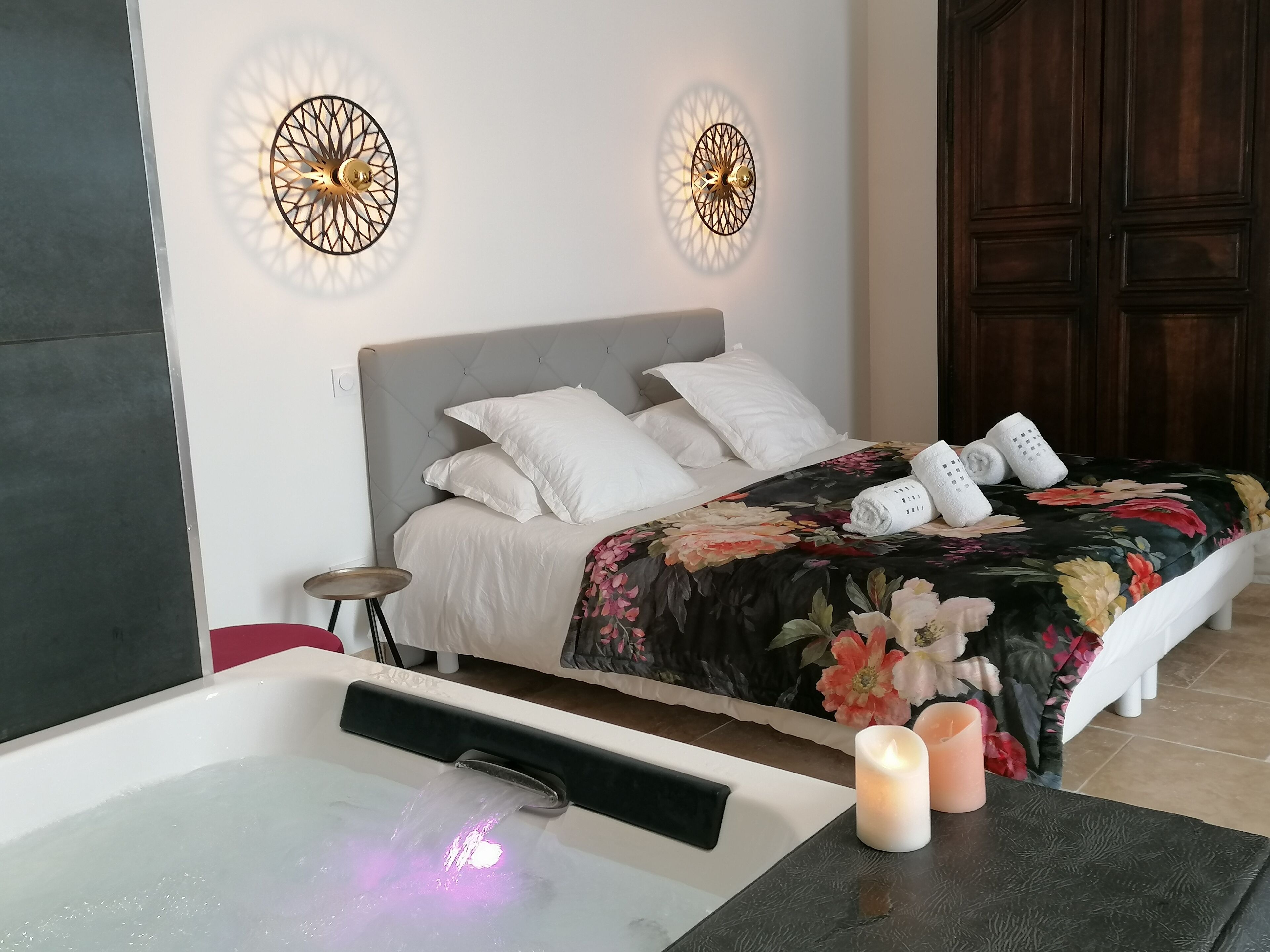 1 makuuhuone, työpöytä, silitysrauta/-lauta, vauvan matkasänky