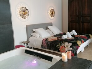 1 bedroom, desk, iron/ironing board, travel cot - La Flamboyante, Suite Avec spa - Château La Vidalle (Vendres)