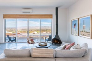 Fernseher, Kamin, Bücher, Stereoanlage