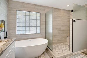 Badewanne, Haartrockner, Handtücher