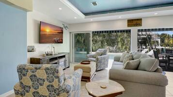 Een televisie, streamingdiensten en een kantoor