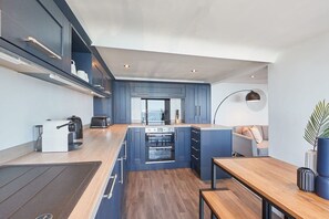 Fridge, oven, stovetop, dishwasher