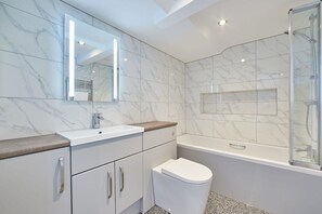 Baignoire, sèche-cheveux, serviettes fournies, savon