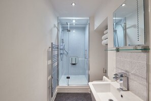 Badewanne, Haartrockner, Handtücher, Seife