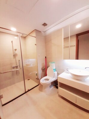 Departamento, varias camas | Baño | Tina con regadera, tina profunda, secadora de cabello, toallas 