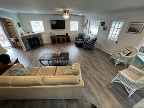 TV connectée, cheminée, lecteur de DVD