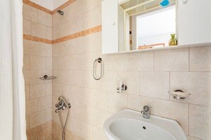 Douche, sèche-cheveux, serviettes fournies
