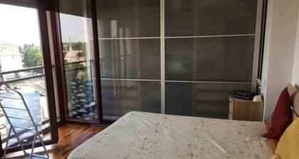 appartamento luminoso con balcone, silenzioso davanti a un parco vicino a GYM