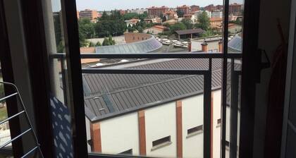appartamento luminoso con balcone, silenzioso davanti a un parco vicino a GYM