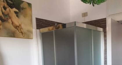 appartamento luminoso con balcone, silenzioso davanti a un parco vicino a GYM