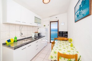 Apartemen | Dapur pribadi | Lemari es, microwave, kompor, dan ketel listrik