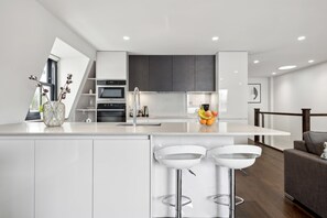 Een koelkast, een magnetron, een oven, een kookplaat