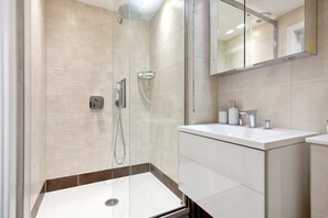 Baignoire, séchoir à cheveux, serviettes fournies, savon