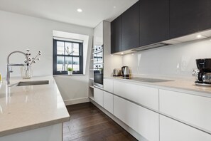 Fridge, microwave, oven, stovetop - Penthouse with Private Terrace in the Heart of Soho - Fitzrovia - 2BR 2BA Flat (London)