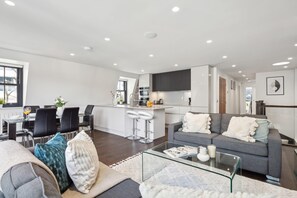 Smart TV, offices - Elegant 2BR Penthouse Terrace in Soho (London)