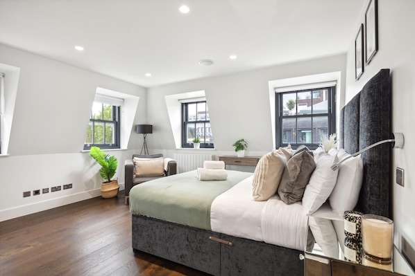 2 bedrooms, iron/ironing board, travel crib, free WiFi - Penthouse with Private Terrace in the Heart of Soho - Fitzrovia - 2BR 2BA Flat (London)