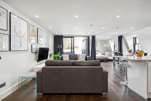 Smart TV, offices - Penthouse with Private Terrace in the Heart of Soho - Fitzrovia - 2BR 2BA Flat (London)