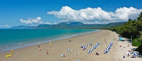 Una playa cerca