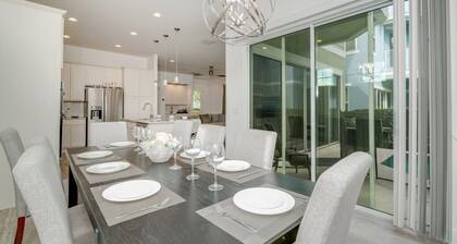 Beautiful Home Near Disney With Private Pool! 5 Bedroom Villa by RedAwning