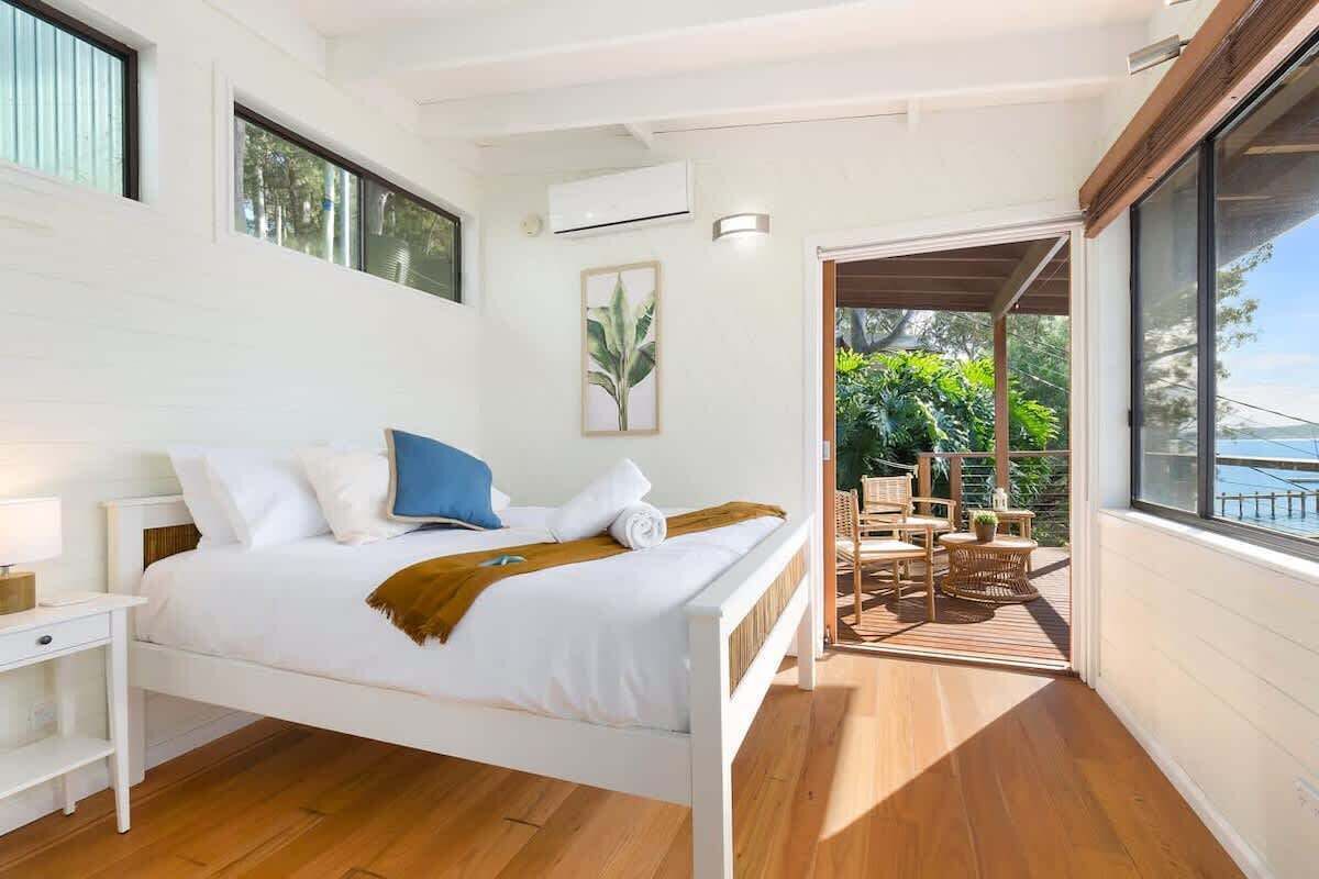 3 makuuhuonetta, työpöytä, silitysrauta/-lauta, vauvan matkasänky