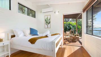 3 slaapkamers, een bureau, een strijkplank/strijkijzer, reisbedje