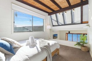 3 chambres, bureau, fer et planche à repasser, lit parapluie