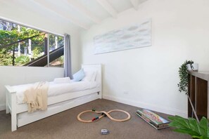 2 slaapkamers, een bureau, een strijkplank/strijkijzer, reisbedje