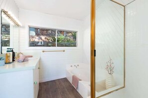 Badekar, hårtørrer, håndklæder