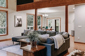 Chalet rustique, 3 chambres | Aire de séjour