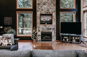Cabin, 3 Bedrooms | Living area