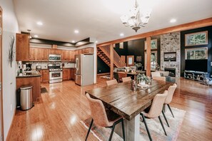 Cabin, 3 Bedrooms | Dining
