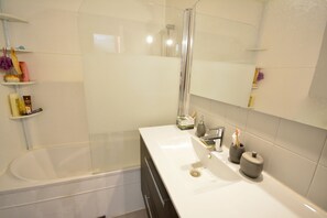 Banheira, secador de cabelo, toalhas de banho, sabonete