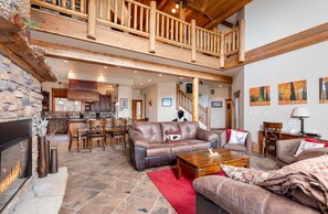 Talo, 5 makuuhuonetta | Oleskelualue | Televisio, kirjoja