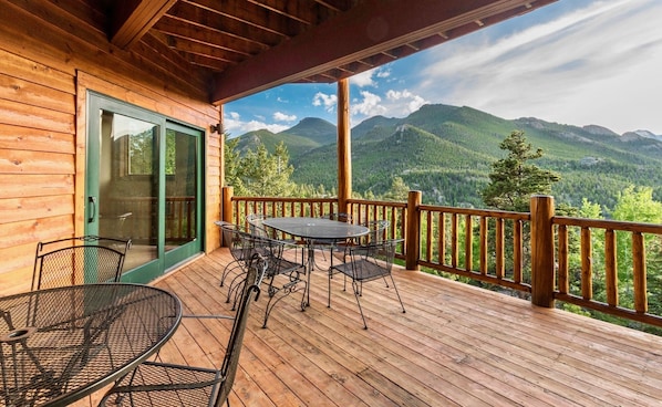 House, 5 Bedrooms | Outdoor dining