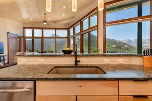 House, 3 Bedrooms | Private kitchen | Fridge, oven, coffee/tea maker, toaster