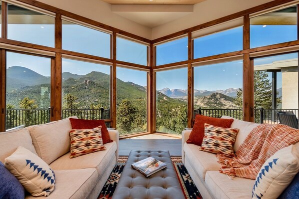 House, 3 Bedrooms | Living room