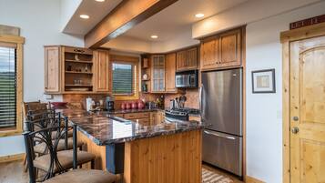 Townhome, 4 Bedrooms | Private kitchen