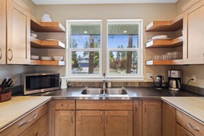 House, 3 Bedrooms | Private kitchen | Fridge, oven, coffee/tea maker, toaster