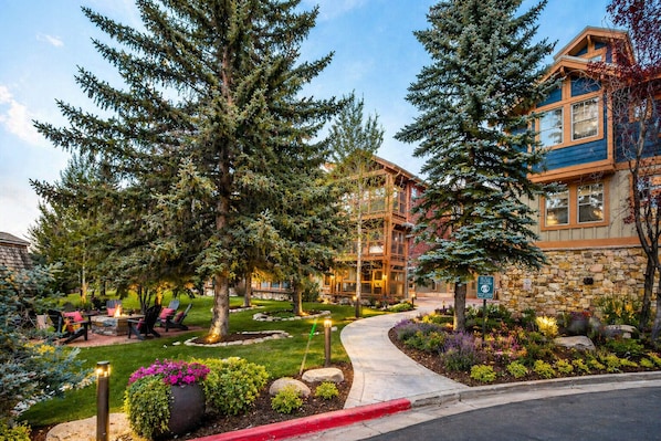 Condo, 3 Bedrooms | Property grounds