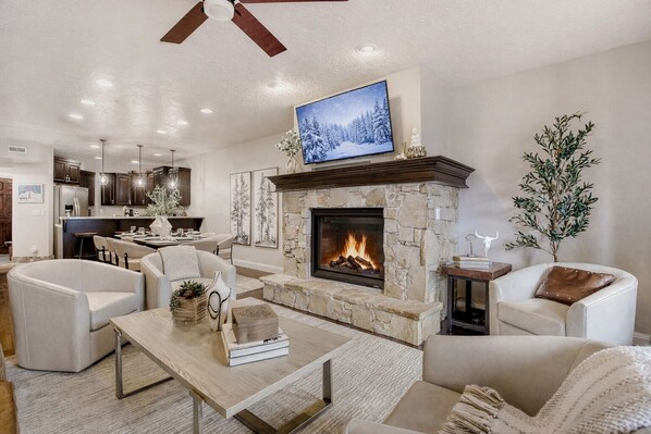 Condo, 3 Bedrooms | Living area