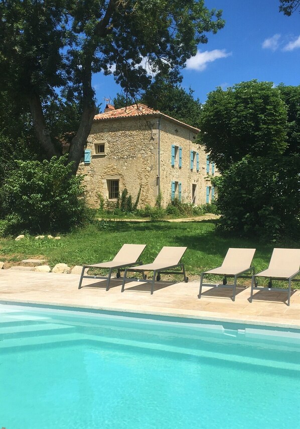 Utomhuspool och uppvärmd pool