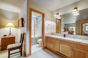 Shower, jetted bath, hair dryer, towels - Greyhawk Townhome - On Deer Valley Drive (Park City)