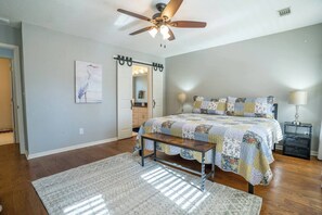 3 bedrooms, desk, iron/ironing board, free WiFi