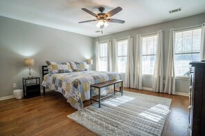 3 bedrooms, desk, iron/ironing board, free WiFi